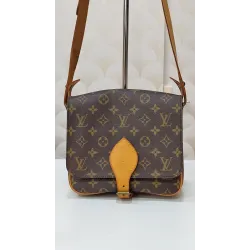 LOUIS VUITTON – Cartouchière – Monogram – Bandoulière réglable