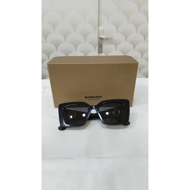 Burberry - Lunettes oversize