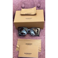 Burberry - Lunettes oversize