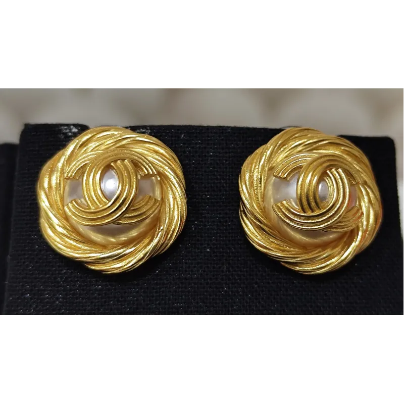 Chanel – Boucles d’oreilles vintage dorées