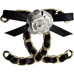 Broche en cuir CC