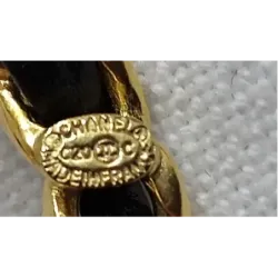 Broche en cuir CC