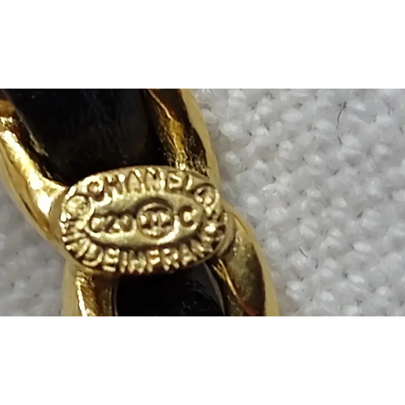 Broche en cuir CC
