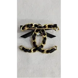 Broche en cuir CC