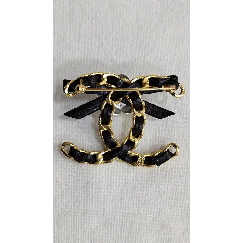 Broche en cuir CC