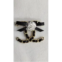 Broche en cuir CC