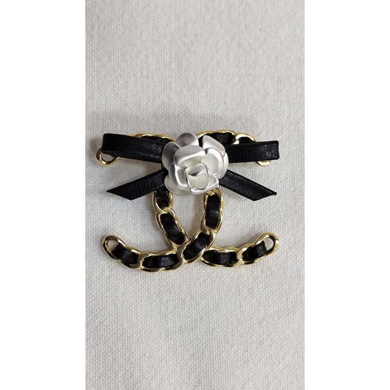 Broche en cuir CC