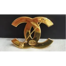 Broche en métal doré
