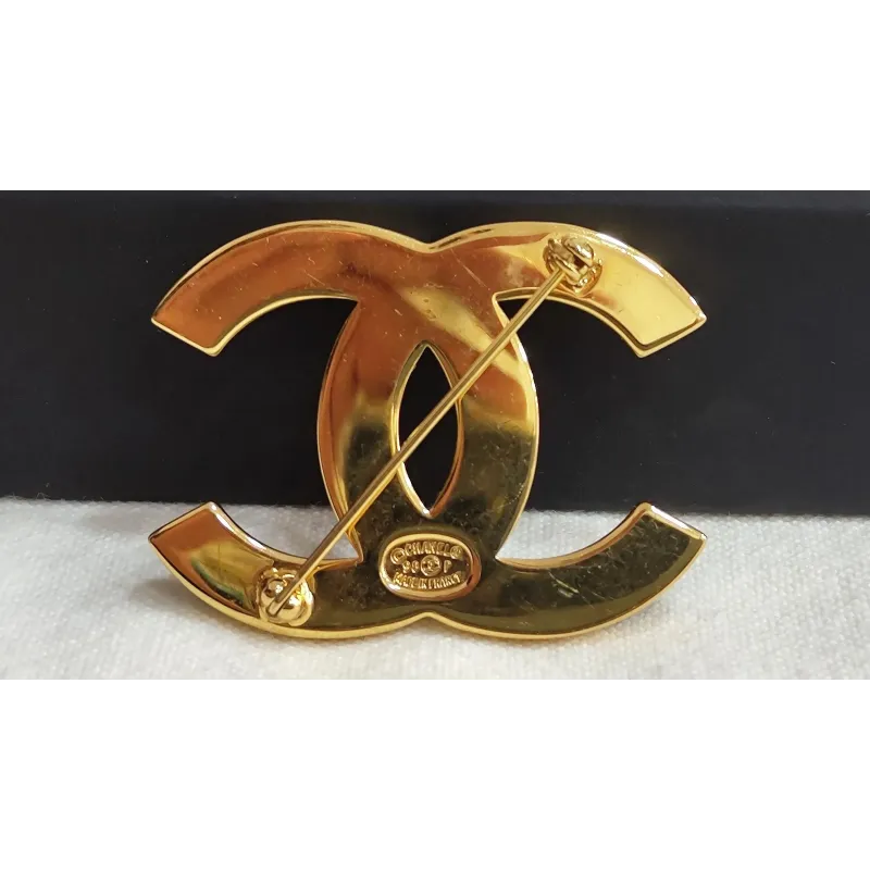 Broche en métal doré