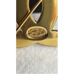 Broche en métal doré