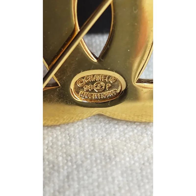 Broche en métal doré