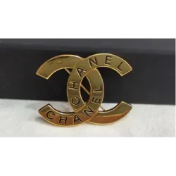 Broche en métal doré