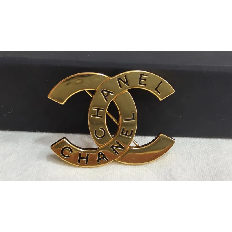 Broche en métal doré