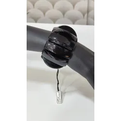 Angela Caputi – Bracelet large en résine noire