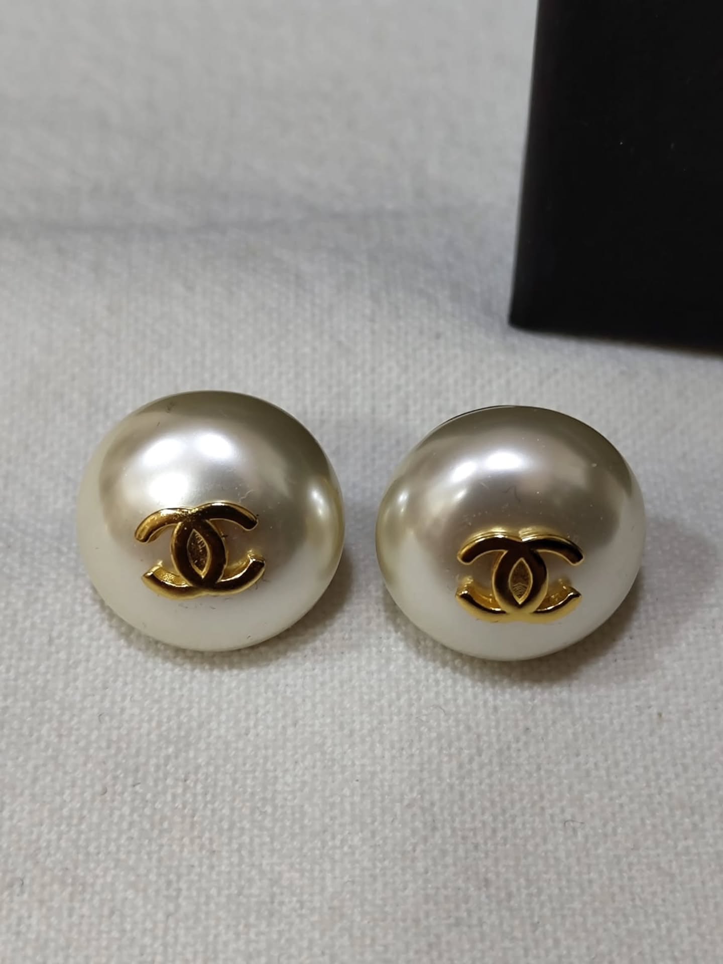 Boucles d’oreilles CHANEL vintage

Magnifiques clips en perle nacrée signés @chanelofficial , ornés du célèbre logo CC doré.
Un modèle iconique, intemporel et raffiné, parfait pour sublimer toutes vos tenues – du chic quotidien aux occasions spéciales.

💎 Très bel état
💎 Fermeture clip (confortables et élégantes)
💎 Style vintage recherché
Pièce rare et authentique 🤍

📩 Me contacter en message privé pour plus d’informations ou pour réserver.

#chanelvintage #chaneljewelry #luxuryvintage #bouclesdoreilles #chaneladdict