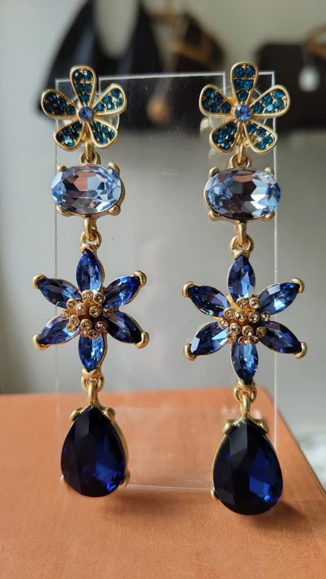 Oscar de la Renta – Boucles d’oreilles pendantes
Cristaux facettés aux nuances de bleu et de vert, monture dorée.
Un modèle signature de la maison, à la fois audacieux et raffiné.

#OscardelaRenta #OscarDeLaRentaJewelry #StatementEarrings #LuxuryJewelry #DesignerJewelry FashionJewelry CrystalEarrings LuxuryAccessories OccasionDeLuxe JewelryAddict

🪎🪎🪎🪎

Oscar de la Renta – Boucles d’oreilles pendantes
Composition florale en cristaux bleus, rehaussée de pierres facettées.
Une pièce élégante avec une belle présence portée.

DM pour prix et disponibilité.

OscardelaRenta OscarDeLaRentaJewelry StatementEarrings LuxuryJewelry DesignerJewelry BlueJewelry CrystalJewelry LuxuryAccessories OccasionDeLuxe JewelryLover