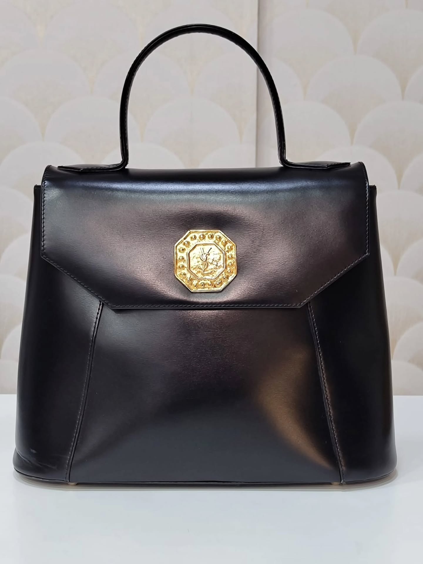 Pièce d’exception : Ce sac à main vintage @ysl en cuir lisse noir est le témoin d’un savoir-faire inégalé. 
Avec son fermoir octogonal doré emblématique et sa silhouette structurée, il apporte une touche de noblesse à n’importe quelle tenue, du jean brut à la robe de soirée.
​État : Excellent état vintage (cuir nourri et accastillage brillant).
​Détails : Porté main, intérieur impeccable.
​
​📩 Envoyez-moi un DM pour plus de photos ou pour l'adopter !
​#YSLVintage #SaintLaurentBag #VintageLuxury #ArchivesYSL ModeVintage InvestmentPiece OldMoneyStyle