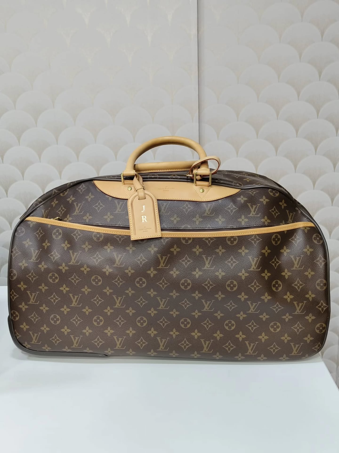 Indémodable et robuste, ce sac de voyage @louisvuitton en toile Monogram est le compagnon idéal de vos escapades.
​Format généreux et finitions en cuir naturel.
​Détails dorés et bandoulière amovible.
​État impeccable, livré avec son dustbag.
​DM pour le prix et les détails.

​#LouisVuitton #LVMonogram #TravelBag #LuxeOccasion #ArtDuVoyage SecondeMainLuxe VintageLV