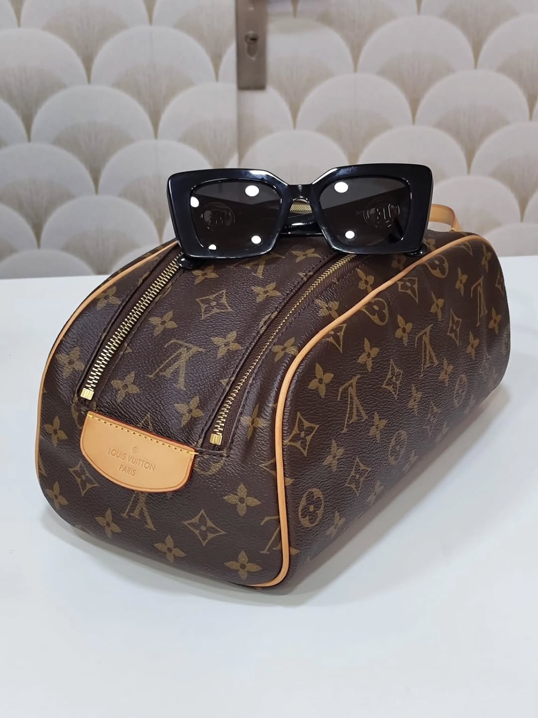 @louisvuitton – Trousse de toilette Monogram
Format pratique, toile impeccable, finitions cuir en excellent état.
Intérieur propre, fermetures fluides.
Pièce idéale en travel ou en détournement sac.

DM pour prix et infos.

#LouisVuitton #LV #Monogram #TrousseLouisVuitton #LuxuryAccessories DesignerLuxury AuthenticLV OccasionDeLuxe