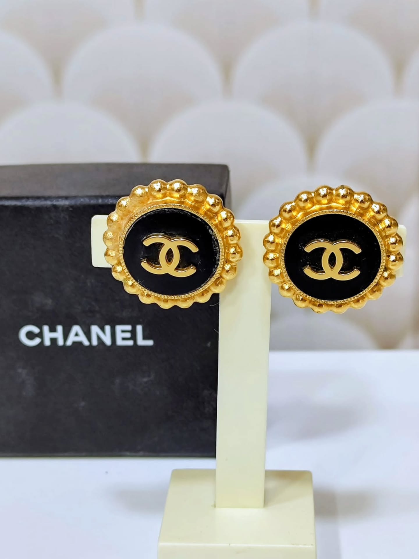 L'élégance à la française. 🍂

​Focus sur cette magnifique paire de clips @chanelofficial vintage. 
Le contraste classique du noir et du doré, rehaussé par le logo CC iconique. 
C’est exactement le genre de pièce qui suffit à habiller une tenue simple (un blazer noir, un jean brut, et c'est tout).
​Elles sont en superbe état et vendues avec leur boîte d’origine.

​✨ Infos et prix en message privé.

#chanelvintage #bijouxchanel #vintageluxury #slowfashion