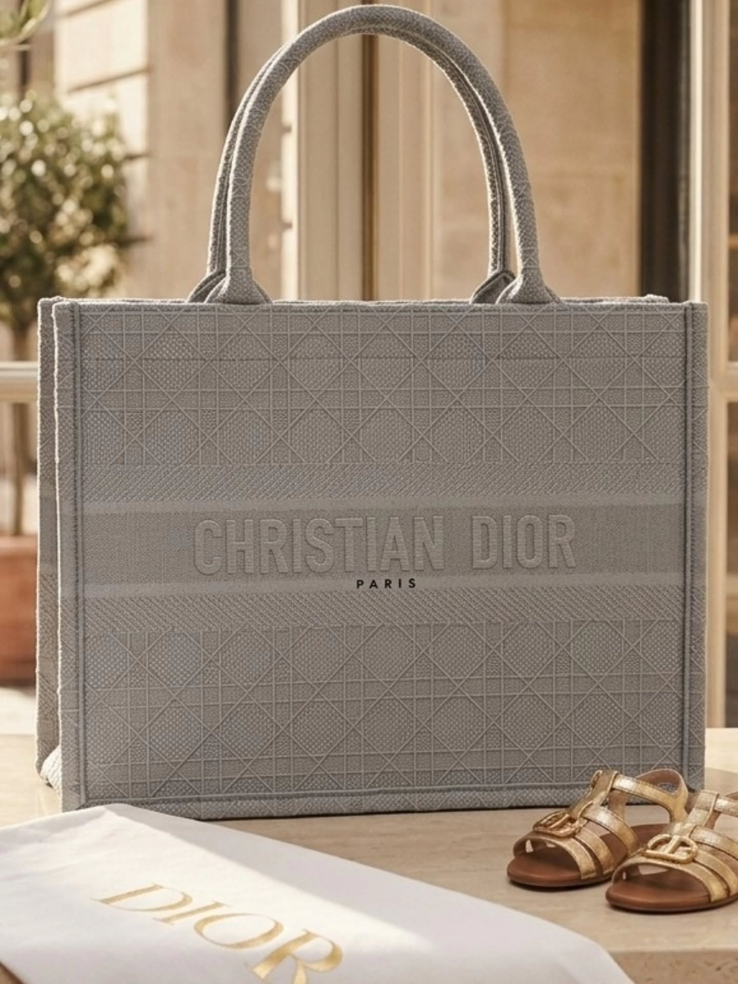 @dior – Book Tote

Grand modèle iconique, toile brodée gris clair.
Structure impeccable, porté main confortable.
État excellent, pièce intemporelle.

DM pour prix et disponibilité.

#ChristianDior #DiorBookTote #DiorParis #LuxuryBag #DesignerBag