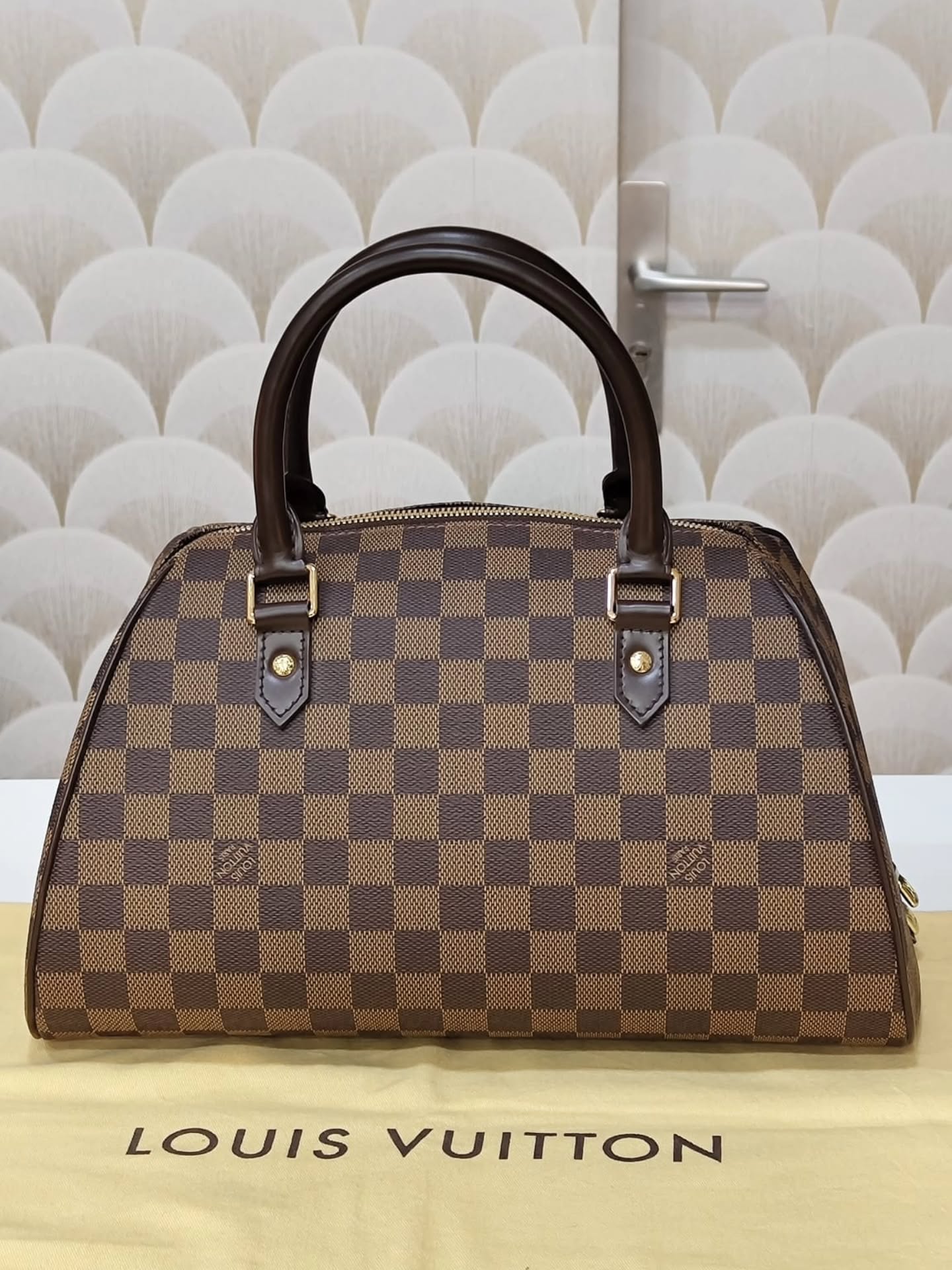 Louis Vuitton – Ribera Damier Ébène

Modèle rigide et structuré, format idéal au quotidien.

État neuf, toile impeccable, finitions nettes.
Livré avec son dust bag @louisvuitton.

DM pour prix et disponibilité.

#LouisVuitton #DamierEbene #LuxuryBag #DesignerBag #toursmaville