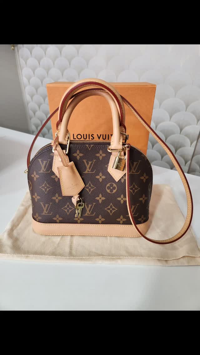 ✨ Louis Vuitton Alma BB Monogram ✨
L'iconique Alma BB en toile Monogram, sublimée par son cuir naturel et sa silhouette intemporelle. Un modèle chic et raffiné, parfait à porter à la main ou en bandoulière. 🤎
📩 Disponible chez Occasionnel Luxe – Contactez-nous en message privé pour plus d'informations.
#LouisVuitton #AlmaBB #LuxuryBag #LuxuryResale #SecondHandLuxury SacDeLuxe OccasionnelLuxe Monogram ModeLuxe LuxuryFashion